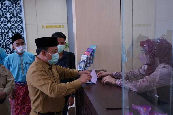 Bupati Siak Alfedri resmikan pemakaian gedung Bank Pembiayaan Rakyat Syariah Siak Jaya. 